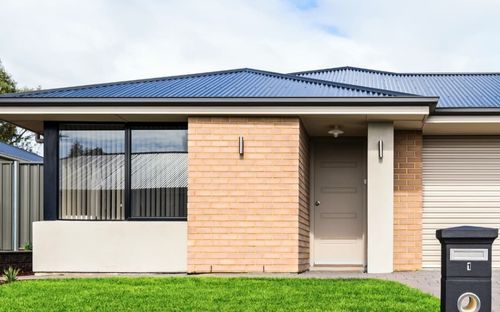 Detached granny flat with contemporary façade and private entry